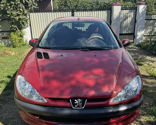 Красный Пежо 206, объемом двигателя 1.36 л и пробегом 133 тыс. км за 4200 $, фото 1 на Automoto.ua