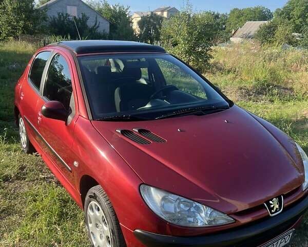 Красный Пежо 206, объемом двигателя 1.36 л и пробегом 280 тыс. км за 3200 $, фото 1 на Automoto.ua