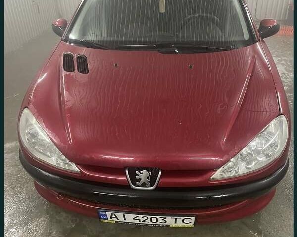 Красный Пежо 206, объемом двигателя 1.36 л и пробегом 216 тыс. км за 3300 $, фото 1 на Automoto.ua