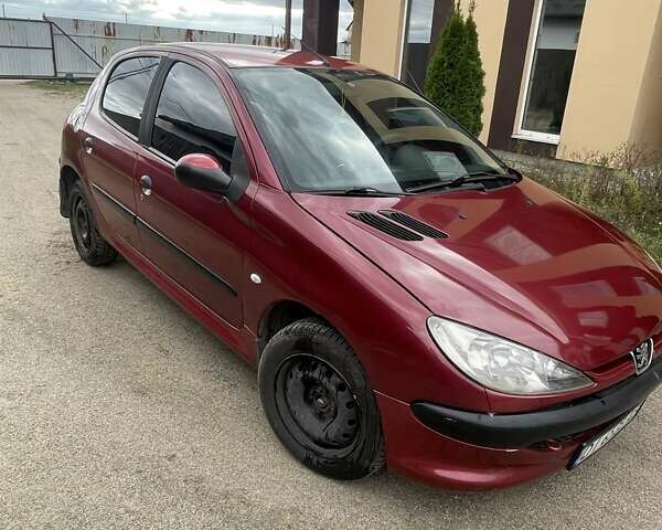 Красный Пежо 206, объемом двигателя 1.36 л и пробегом 181 тыс. км за 3900 $, фото 1 на Automoto.ua