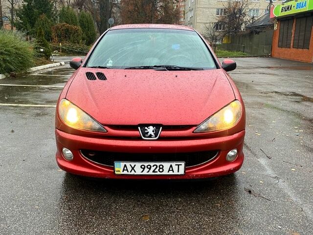 Красный Пежо 206, объемом двигателя 1.6 л и пробегом 269 тыс. км за 3900 $, фото 1 на Automoto.ua