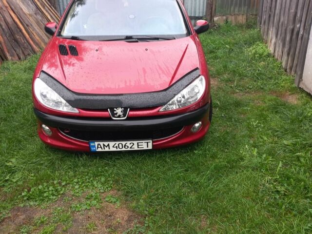 Красный Пежо 206, объемом двигателя 1.4 л и пробегом 177 тыс. км за 4500 $, фото 1 на Automoto.ua
