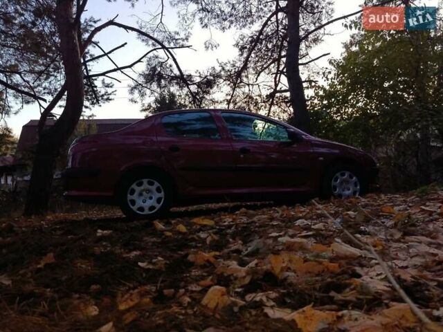 Красный Пежо 206, объемом двигателя 1.4 л и пробегом 170 тыс. км за 3300 $, фото 1 на Automoto.ua