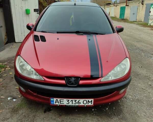 Червоний Пежо 206, об'ємом двигуна 1.36 л та пробігом 230 тис. км за 3800 $, фото 1 на Automoto.ua