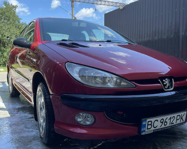 Красный Пежо 206, объемом двигателя 1.36 л и пробегом 184 тыс. км за 3500 $, фото 1 на Automoto.ua
