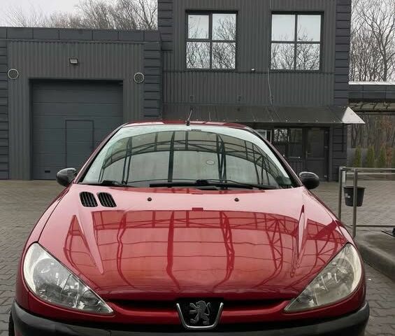 Красный Пежо 206, объемом двигателя 1.4 л и пробегом 133 тыс. км за 3500 $, фото 1 на Automoto.ua