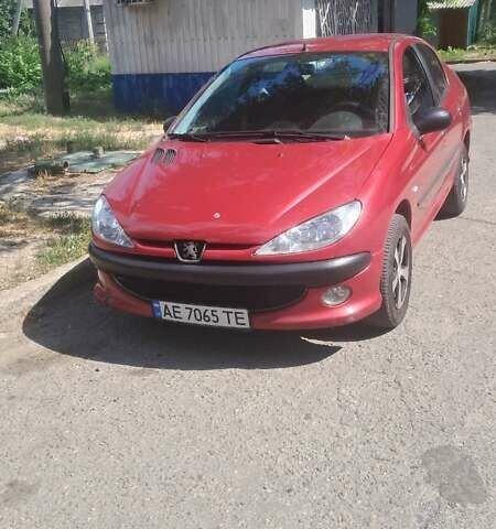 Красный Пежо 206, объемом двигателя 1.36 л и пробегом 118 тыс. км за 3500 $, фото 1 на Automoto.ua