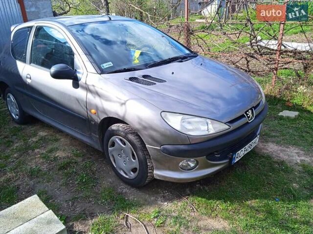 Серый Пежо 206, объемом двигателя 1.6 л и пробегом 315 тыс. км за 3200 $, фото 1 на Automoto.ua
