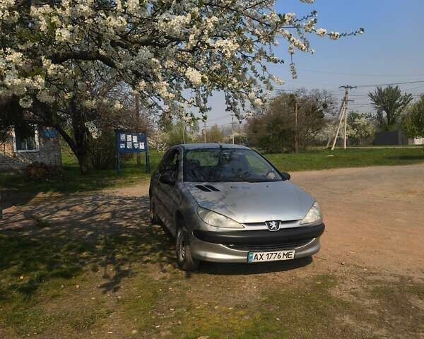 Серый Пежо 206, объемом двигателя 1.4 л и пробегом 235 тыс. км за 2600 $, фото 1 на Automoto.ua