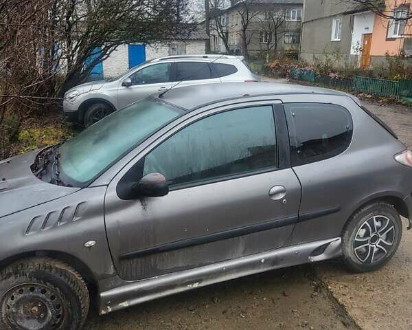 Сірий Пежо 206, об'ємом двигуна 1.4 л та пробігом 111 тис. км за 1500 $, фото 1 на Automoto.ua