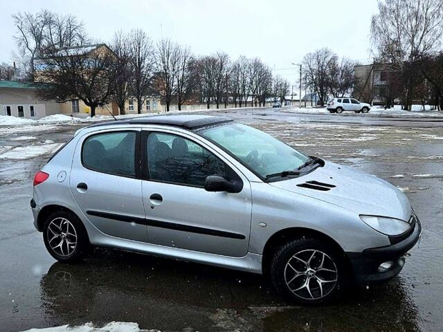 Серый Пежо 206, объемом двигателя 1.4 л и пробегом 200 тыс. км за 2700 $, фото 1 на Automoto.ua