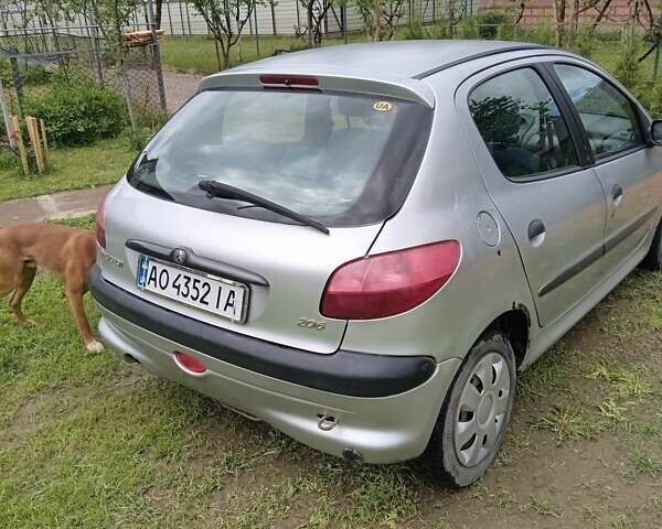 Серый Пежо 206, объемом двигателя 1.12 л и пробегом 215 тыс. км за 1800 $, фото 1 на Automoto.ua