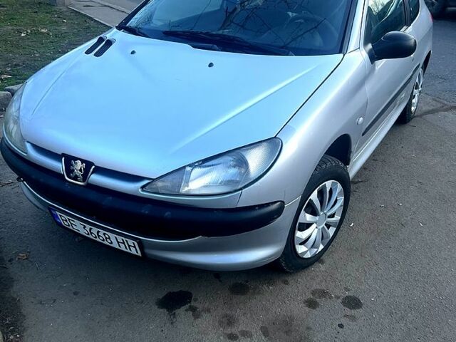Сірий Пежо 206, об'ємом двигуна 1.4 л та пробігом 200 тис. км за 2000 $, фото 1 на Automoto.ua