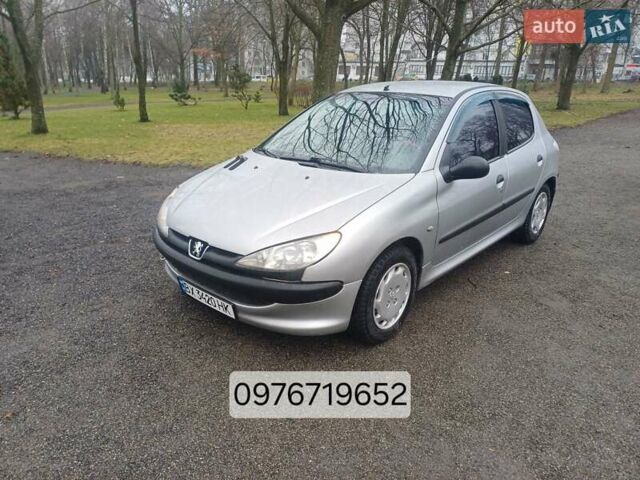 Серый Пежо 206, объемом двигателя 1.36 л и пробегом 230 тыс. км за 2349 $, фото 1 на Automoto.ua
