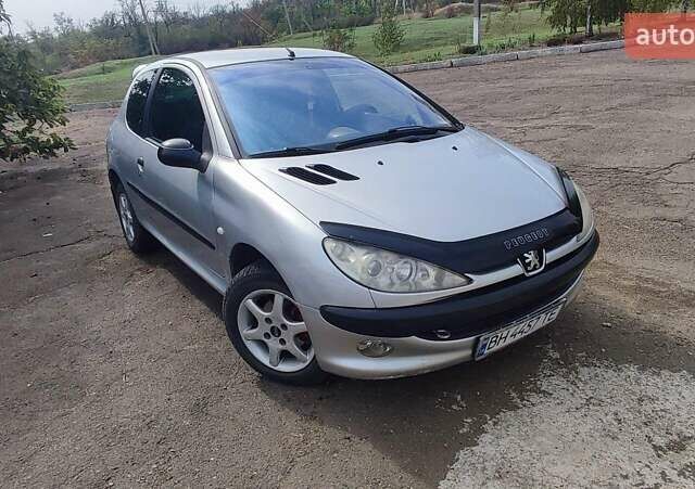 Серый Пежо 206, объемом двигателя 1.4 л и пробегом 369 тыс. км за 2500 $, фото 1 на Automoto.ua