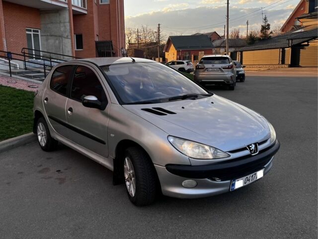 Сірий Пежо 206, об'ємом двигуна 1.4 л та пробігом 245 тис. км за 3300 $, фото 1 на Automoto.ua