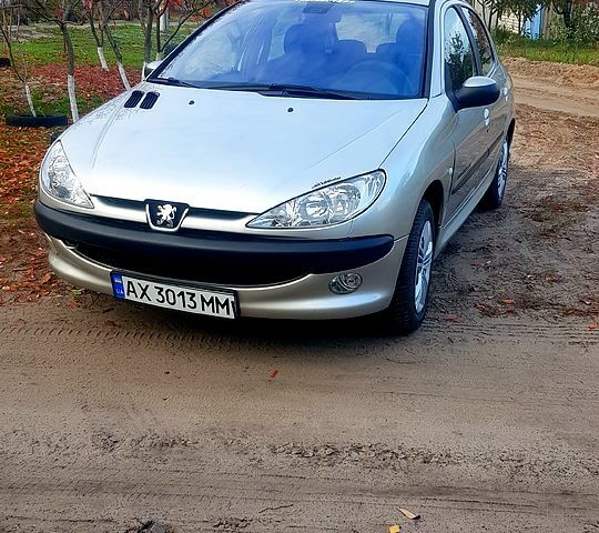 Сірий Пежо 206, об'ємом двигуна 1.4 л та пробігом 150 тис. км за 4200 $, фото 1 на Automoto.ua