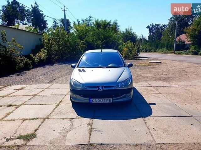 Серый Пежо 206, объемом двигателя 1.4 л и пробегом 150 тыс. км за 4800 $, фото 1 на Automoto.ua