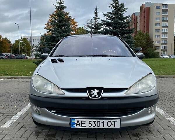 Серый Пежо 206, объемом двигателя 1.1 л и пробегом 150 тыс. км за 3000 $, фото 1 на Automoto.ua