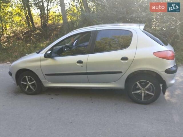 Серый Пежо 206, объемом двигателя 1.6 л и пробегом 310 тыс. км за 2550 $, фото 1 на Automoto.ua
