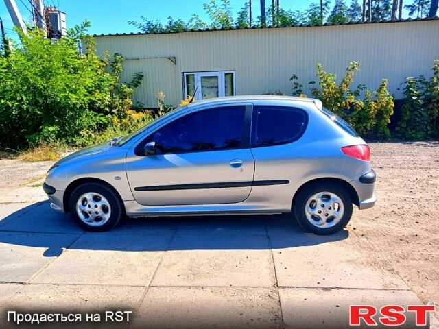 Серый Пежо 206, объемом двигателя 1.4 л и пробегом 150 тыс. км за 4800 $, фото 1 на Automoto.ua