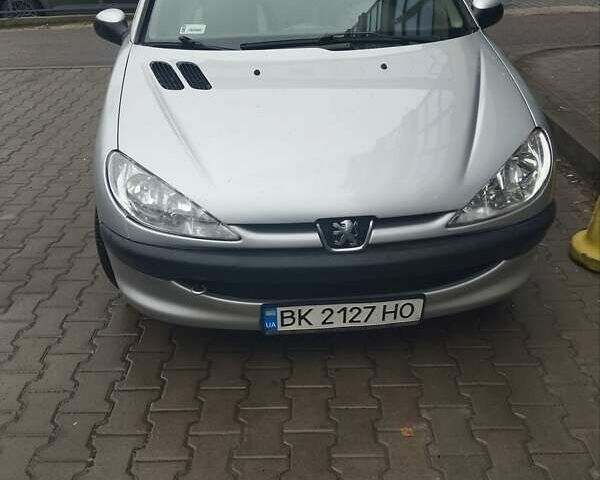 Серый Пежо 206, объемом двигателя 1.1 л и пробегом 180 тыс. км за 2700 $, фото 1 на Automoto.ua