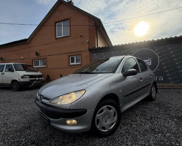 Серый Пежо 206, объемом двигателя 1.36 л и пробегом 260 тыс. км за 3500 $, фото 1 на Automoto.ua