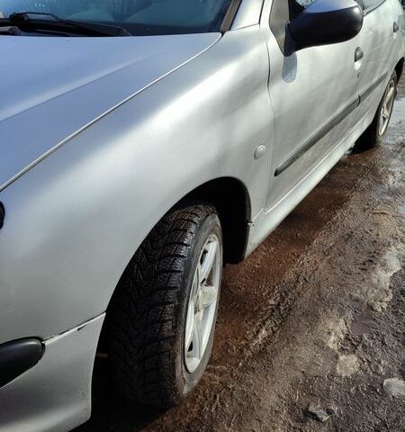 Серый Пежо 206, объемом двигателя 1.59 л и пробегом 241 тыс. км за 3600 $, фото 1 на Automoto.ua