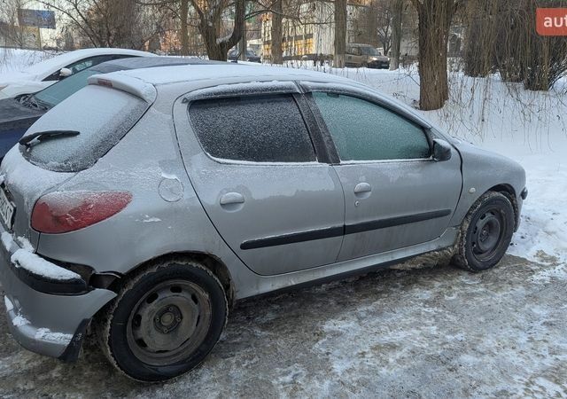 Серый Пежо 206, объемом двигателя 1.36 л и пробегом 260 тыс. км за 1200 $, фото 1 на Automoto.ua