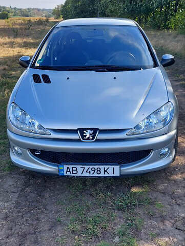 Серый Пежо 206, объемом двигателя 1.6 л и пробегом 90 тыс. км за 5500 $, фото 1 на Automoto.ua