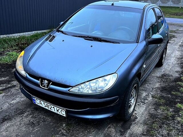 Сірий Пежо 206, об'ємом двигуна 1.4 л та пробігом 320 тис. км за 2500 $, фото 1 на Automoto.ua