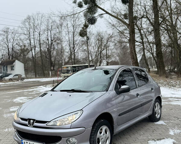 Серый Пежо 206, объемом двигателя 1.59 л и пробегом 200 тыс. км за 3500 $, фото 1 на Automoto.ua