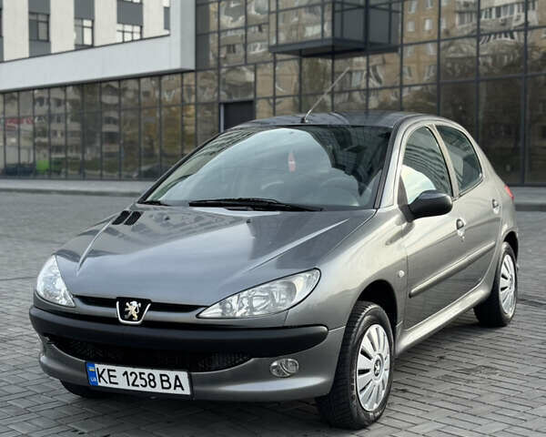 Серый Пежо 206, объемом двигателя 1.59 л и пробегом 90 тыс. км за 3399 $, фото 1 на Automoto.ua