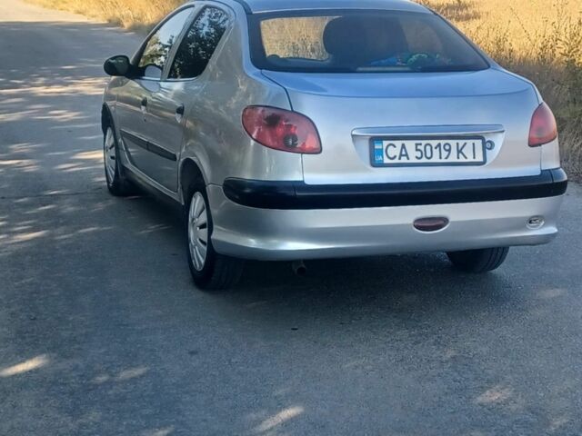 Серый Пежо 206, объемом двигателя 1.4 л и пробегом 200 тыс. км за 3000 $, фото 1 на Automoto.ua