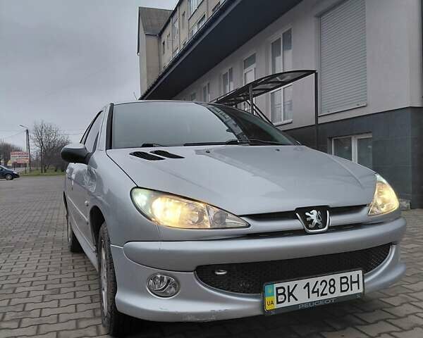 Серый Пежо 206, объемом двигателя 1.4 л и пробегом 165 тыс. км за 3500 $, фото 1 на Automoto.ua