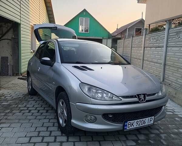 Серый Пежо 206, объемом двигателя 1.4 л и пробегом 154 тыс. км за 3650 $, фото 1 на Automoto.ua