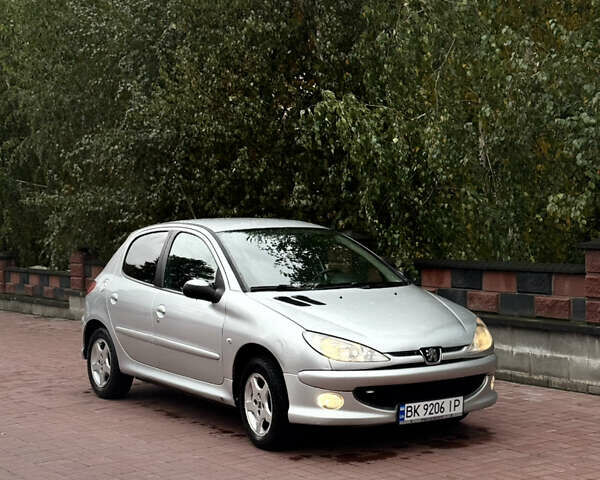 Пежо 206 2008 в Ровно на Automoto.ua Серый Пежо 206, объемом двигателя 1.4 л и пробегом 151 тыс. км за 3250 $, фото 1 на Automoto.ua