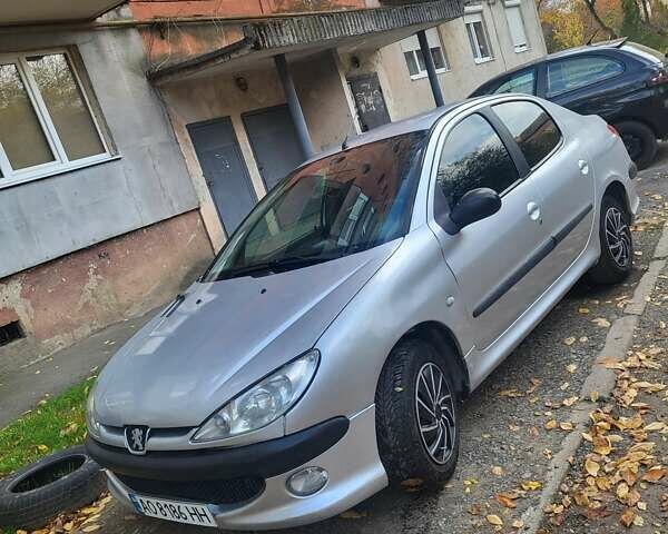 Сірий Пежо 206, об'ємом двигуна 1.4 л та пробігом 230 тис. км за 3500 $, фото 1 на Automoto.ua