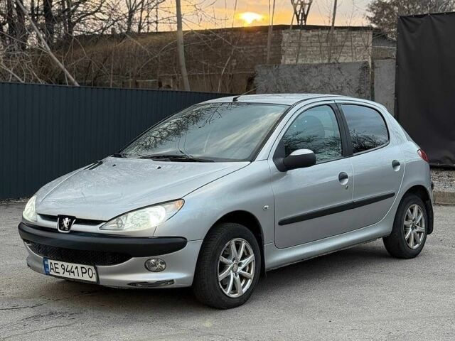 Сірий Пежо 206, об'ємом двигуна 1.36 л та пробігом 200 тис. км за 2499 $, фото 1 на Automoto.ua