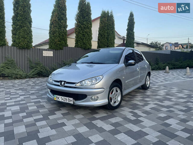 Сірий Пежо 206, об'ємом двигуна 1.36 л та пробігом 167 тис. км за 3000 $, фото 1 на Automoto.ua