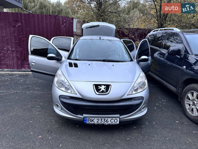 Серый Пежо 206, объемом двигателя 1.36 л и пробегом 278 тыс. км за 3250 $, фото 1 на Automoto.ua