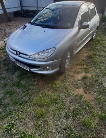 Сірий Пежо 206, об'ємом двигуна 1.36 л та пробігом 270 тис. км за 4700 $, фото 1 на Automoto.ua