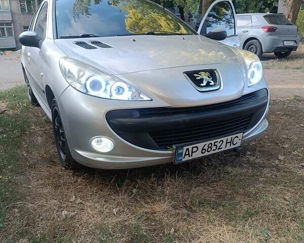 Серый Пежо 206, объемом двигателя 1.4 л и пробегом 190 тыс. км за 4999 $, фото 1 на Automoto.ua