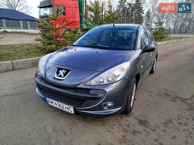 Серый Пежо 206, объемом двигателя 1.36 л и пробегом 180 тыс. км за 4200 $, фото 1 на Automoto.ua