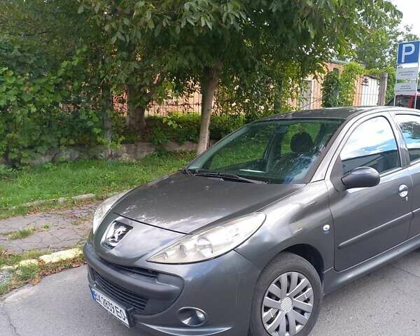 Серый Пежо 206, объемом двигателя 1.4 л и пробегом 180 тыс. км за 4100 $, фото 1 на Automoto.ua