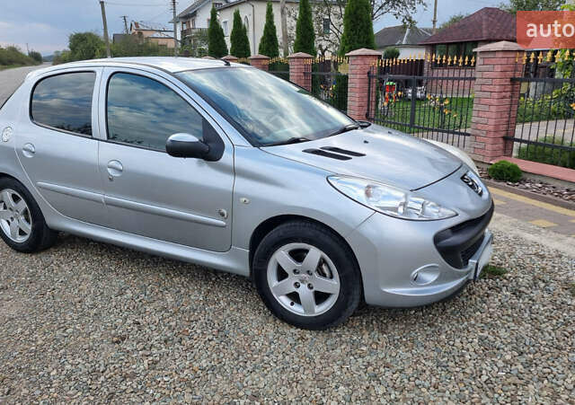 Серый Пежо 206, объемом двигателя 1.4 л и пробегом 100 тыс. км за 6500 $, фото 1 на Automoto.ua