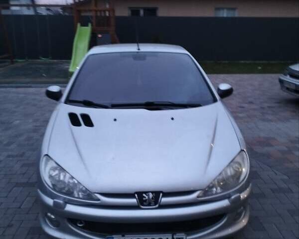 Серый Пежо 206, объемом двигателя 1.59 л и пробегом 152 тыс. км за 4200 $, фото 1 на Automoto.ua