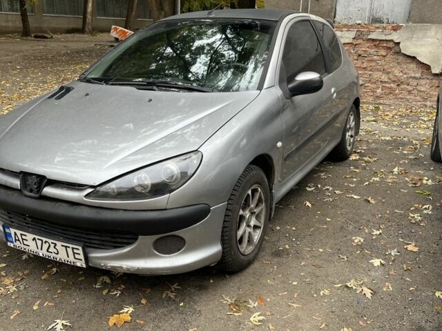 Серый Пежо 206, объемом двигателя 1.4 л и пробегом 300 тыс. км за 3000 $, фото 1 на Automoto.ua