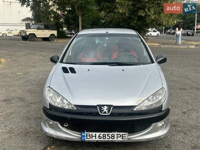 Серый Пежо 206, объемом двигателя 1.36 л и пробегом 195 тыс. км за 2400 $, фото 1 на Automoto.ua