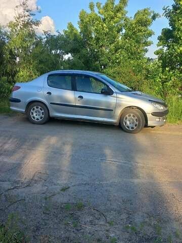 Сірий Пежо 206, об'ємом двигуна 1.36 л та пробігом 230 тис. км за 3100 $, фото 1 на Automoto.ua